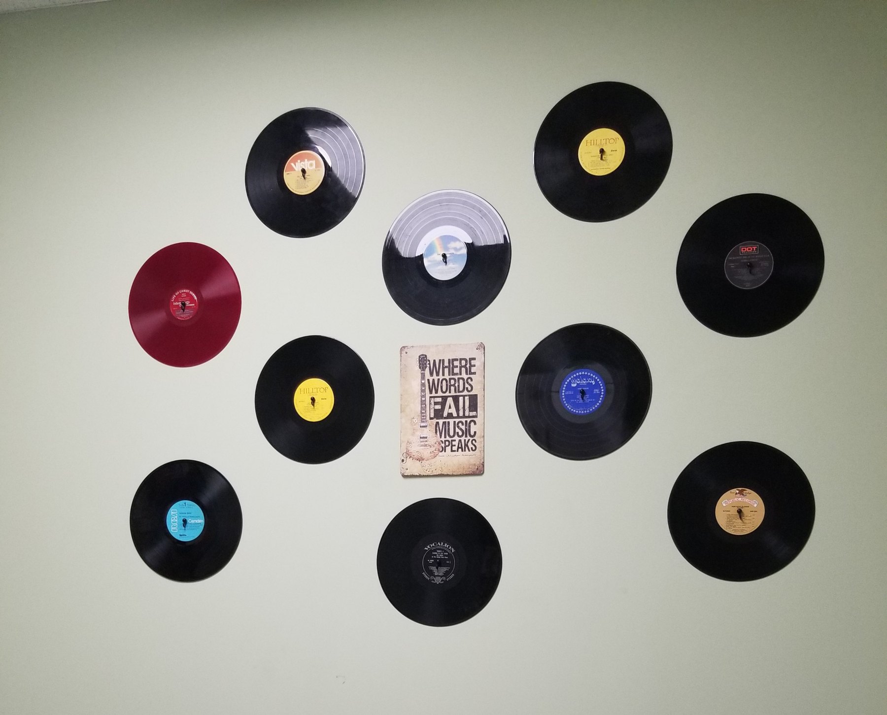 A calm, uncluttered Pop.Earth session room